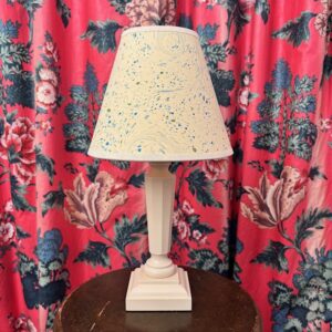 Cream Ebble lampbase with shade